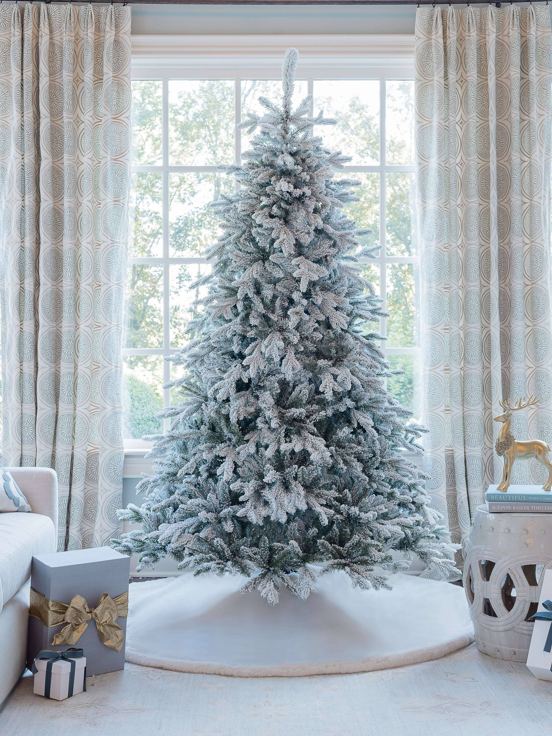 7.5' Queen Flock Artificial Christmas Tree with 800 Warm White LED Lights - Product image 1